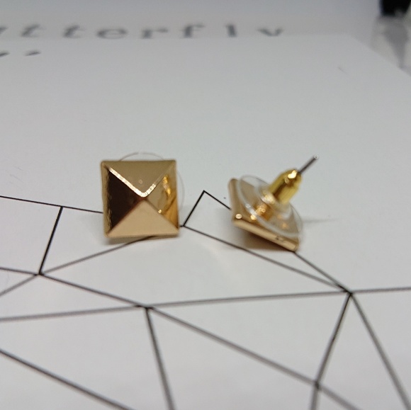 Dora Boutique Jewelry - BOUTIQUE Minimalist Earrings Gold